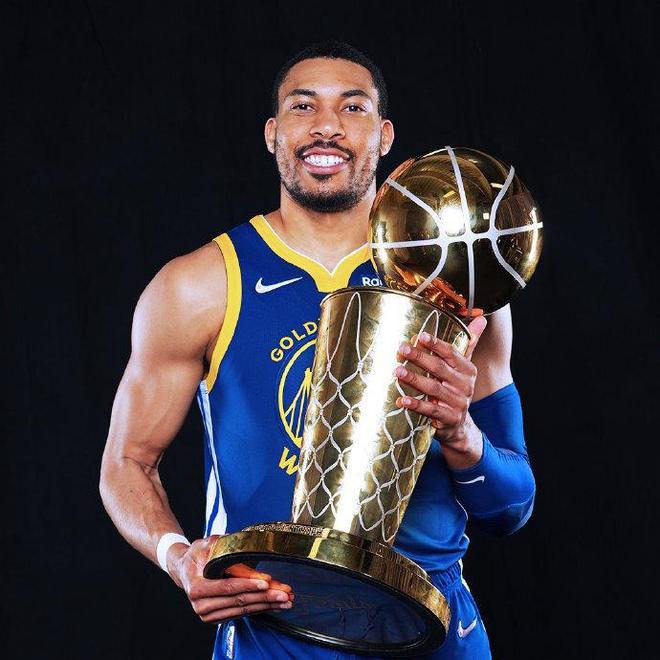 开云体育-TheShy迎来十五赛季出色发挥，SKT观众热烈欢呼！