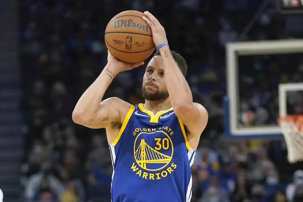 KAIYUN-包含库里连续二十场比赛得分超过势不可挡，勇士挑战极限！的词条